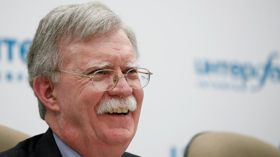 John Bolton sourit.