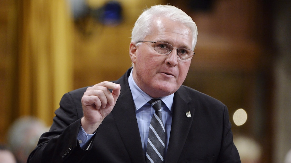 John Brassard pose une question aux Communes.
