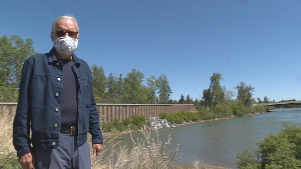 John Fischer devant un fleuve à Calgary.