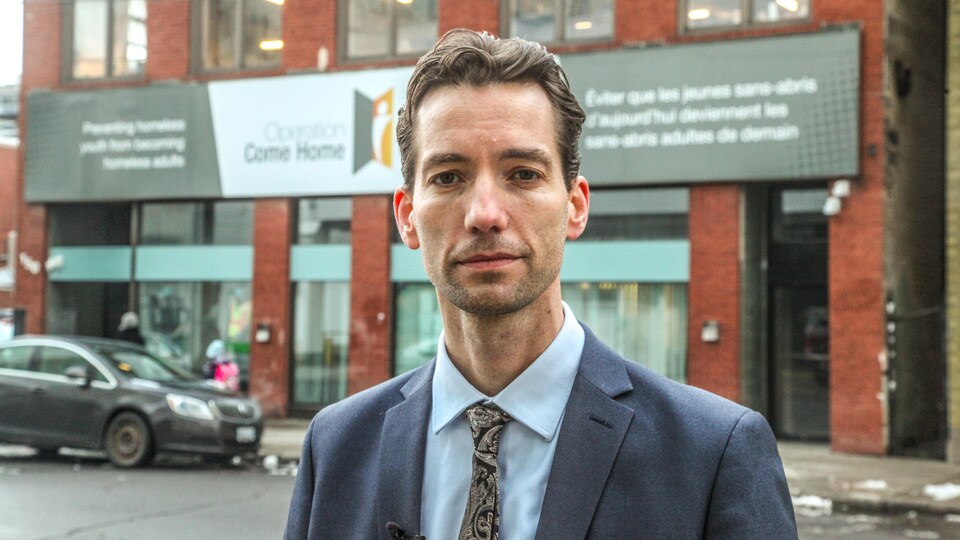 John Heckbert, dehors, devant les locaux de son organisme.
