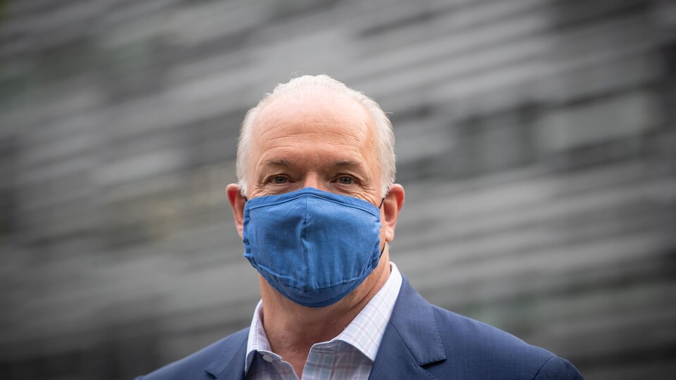 John Horgan portant un masque.
