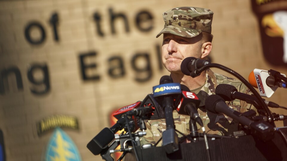Le brigadier général John Lubas lors d'une conférence de presse.