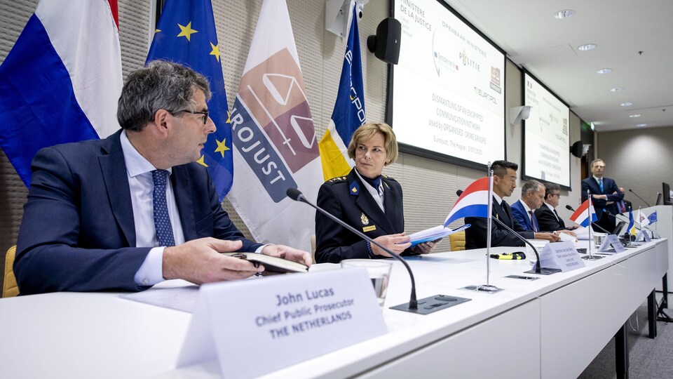John Lucas, le procureur général néerlandais, et Jannine van den Berg, cheffe de la police néerlandaise en conférence de presse au siège de L'Eurojust.