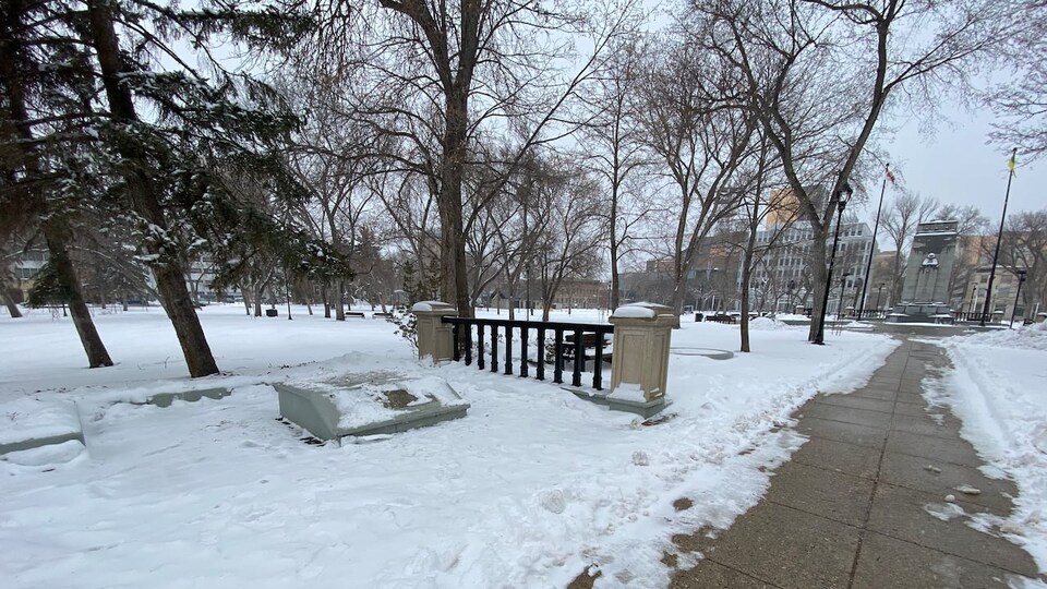 Photo du parc Victoria avec le podium de la statue vidé de la statue de John A. Macdonald.
