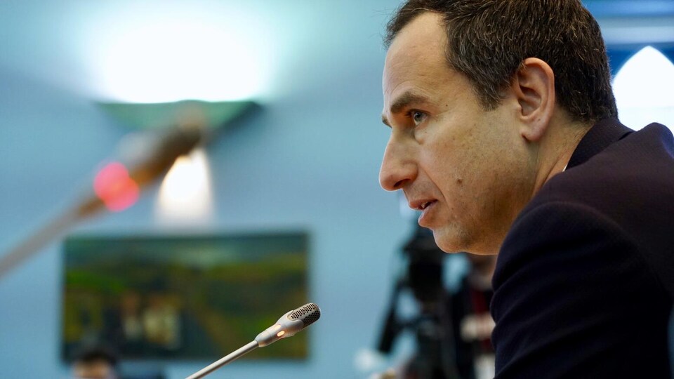 M. Manconi s'adresse aux membres de la Commission.