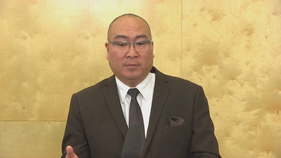 Jon Reyes, ministre du Travail et de l'Immigration au Manitoba, lors d'une conférence de presse le 3 février.