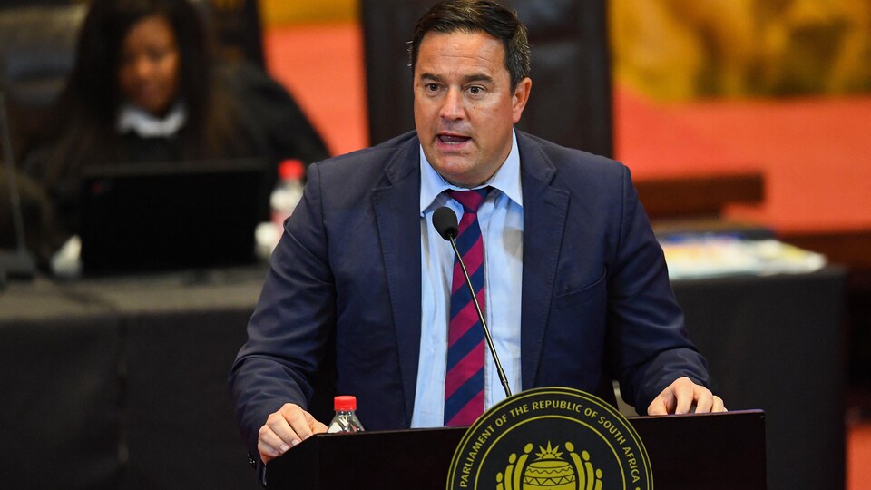 Le chef de l'Alliance démocratique John Steenhuisen parle pendant un débat.