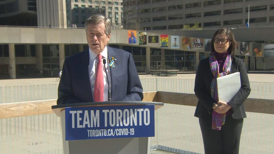 John Tory et Eileen de Villa en conférence de presse à Toronto.