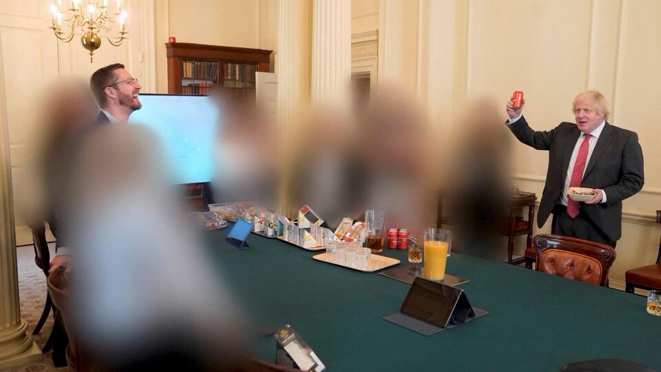 Boris Johnson lève son verre à l'intérieur du 10 Downing Street. 