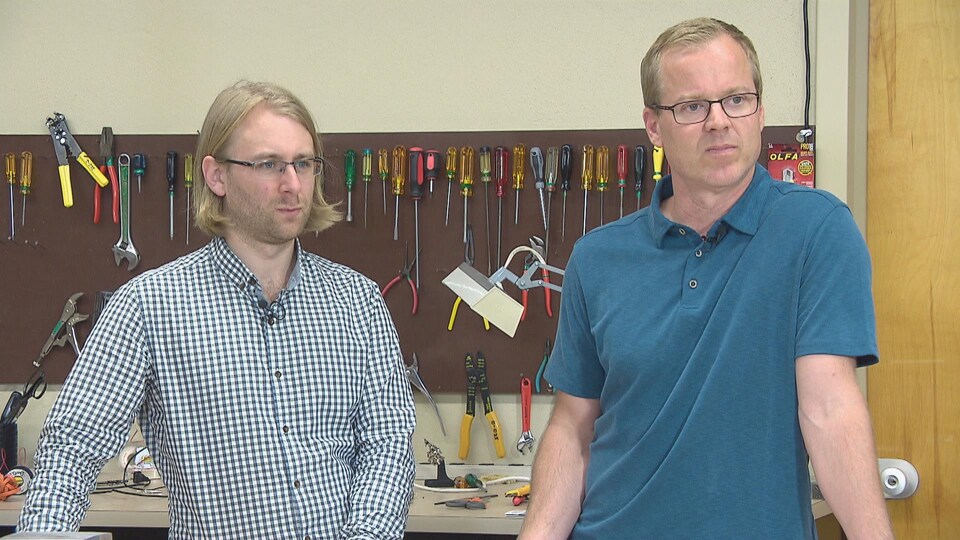 Deux professeurs dans leur atelier.