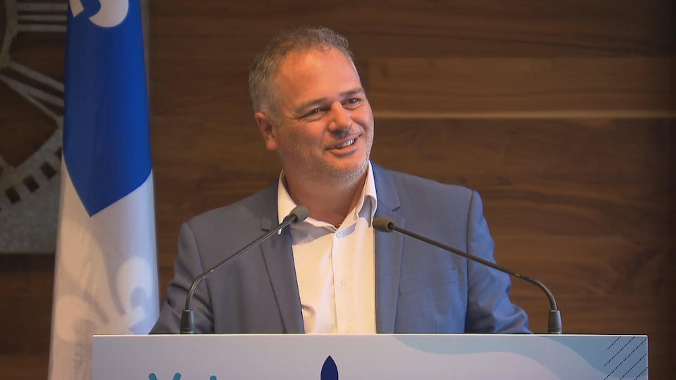 Jonatan Julien pendant une conférence de presse.