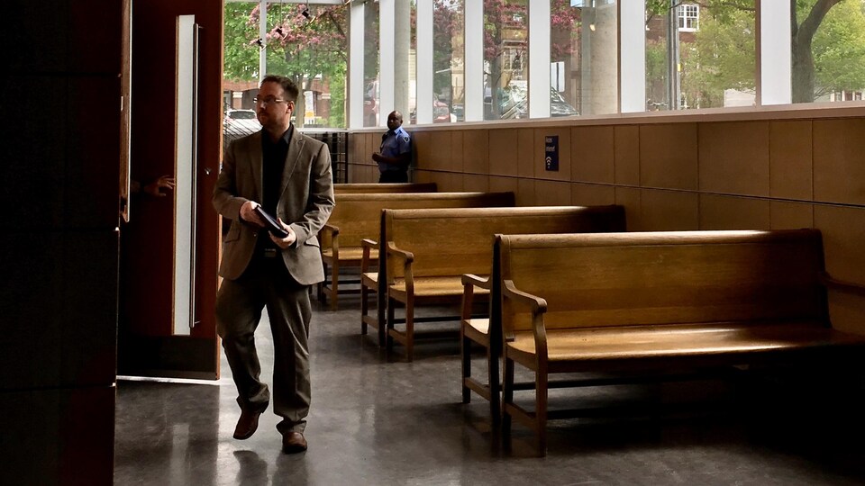 Jonathan Bettez dans une salle d'attente du palais de justice de Trois-Rivières.