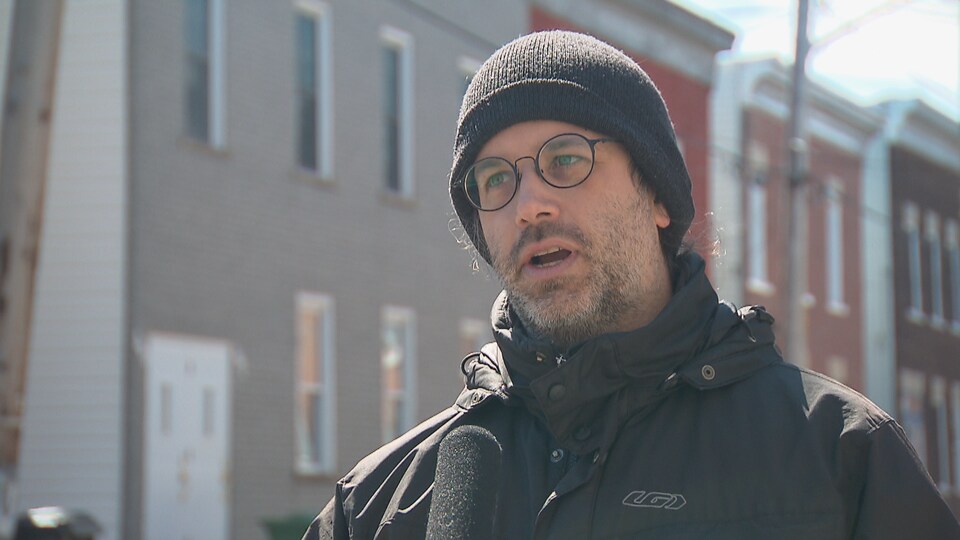 Jonathan Carmichael, organisateur communautaire au Bureau d’animation et information logement lors d'une entrevue à Québec