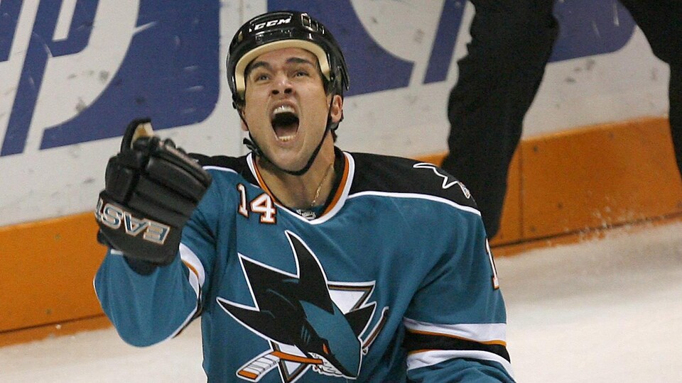 Jonathan Cheechoo dans l’uniforme des Sharks de San José.