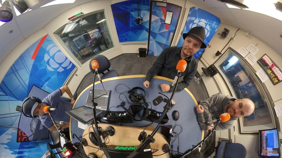 Frédéric Tremblay, Jonathan Côté et Pierre-Alexandre Buisson dans le studio radio d'ICI Saguenay-Lac-Saint-Jean.