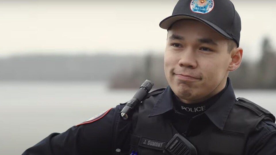 Jonathan Dumont dans le portait Ambassadeurs de la relève policier du ministère de la Sécurité publique.