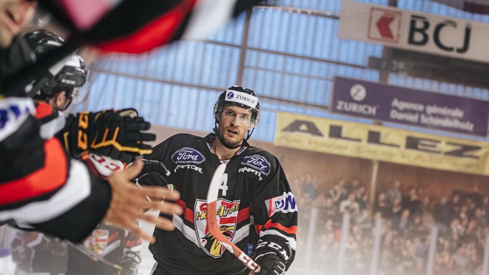 Un Trio D Irreductibles Quebecois Bouleverse La Hierarchie Du Hockey Suisse Radio Canada Ca