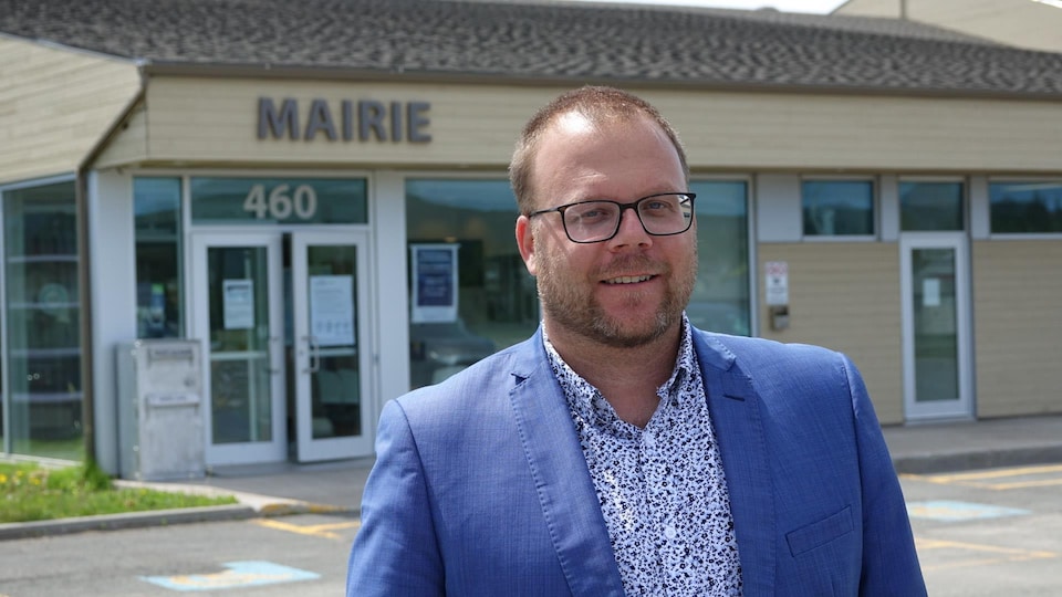 Jonathan Lapierre devant la mairie des Îles-de-la-Madeleine.