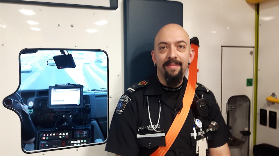 Des Ambulanciers De Quebec Trop Debordes Pour Manger Radio Canada Ca