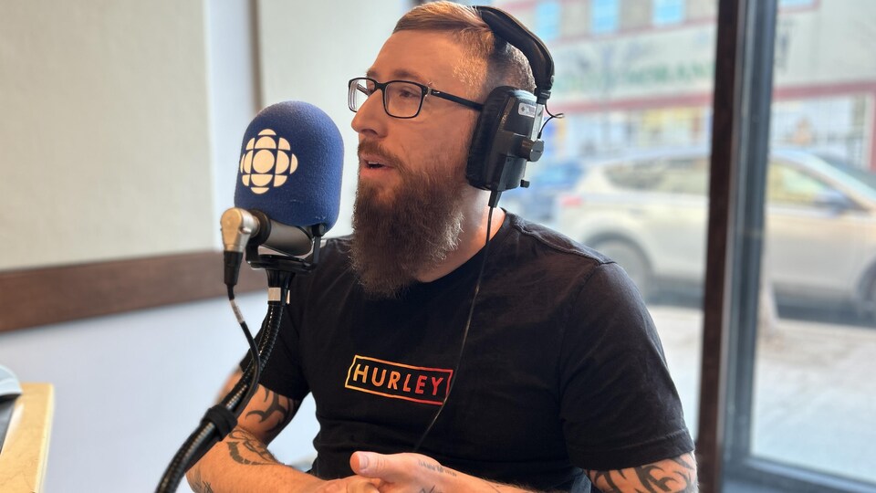 Jonathan St-Pierre en entrevue dans le studio de Radio-Canada à Rouyn-Noranda.