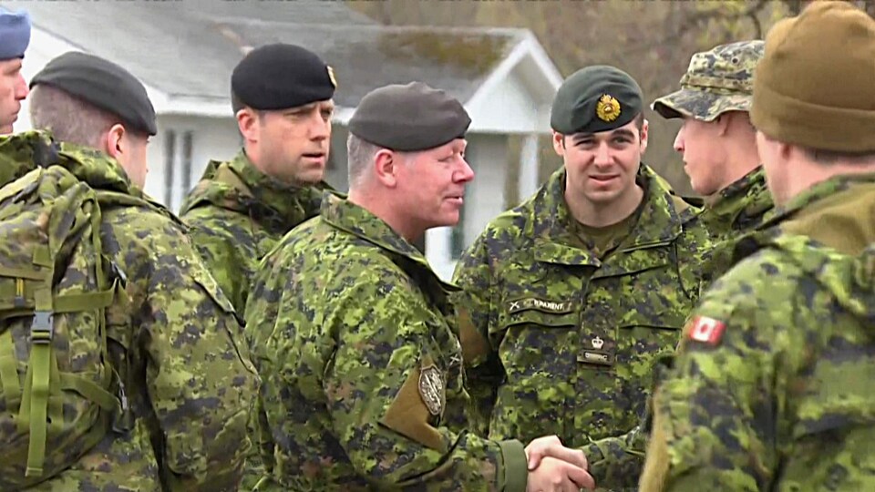 Jonathan Vance serre la main d'un militaire.