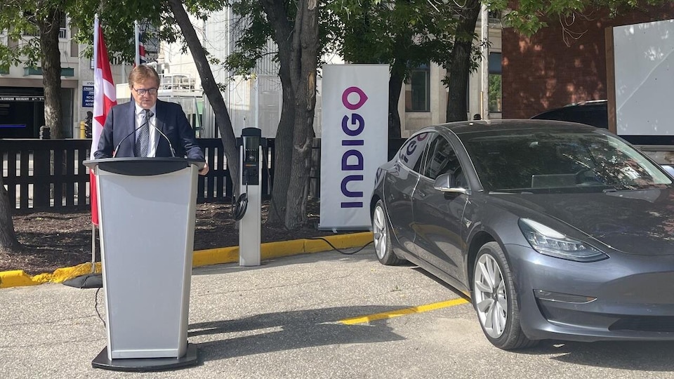 Le ministre des Ressources naturelles Jonathan WIlkinson annonçant à Winnipeg des bornes de recharge dans les stationnements Indigo du Canada, le 9 août 2022.