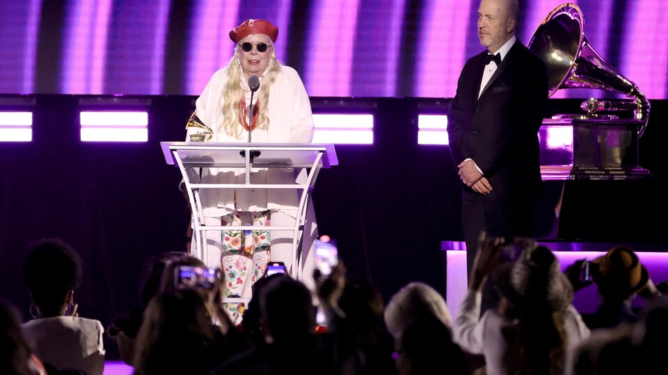 Une femme âgée prononce un discours sur la scène des Grammys.