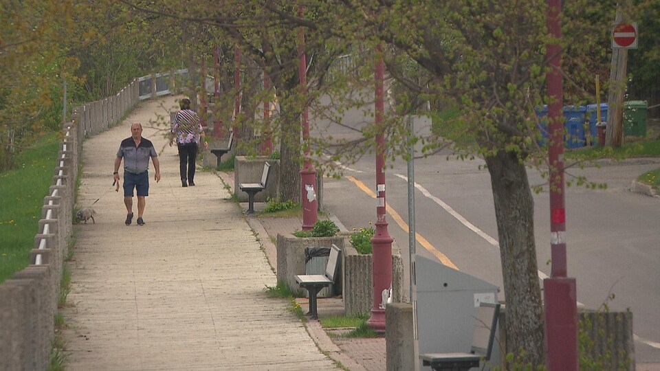 Des citoyens marchent à Jonquière.
