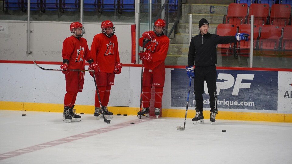 Jordan Caron donne des consignes aux jeunes hockeyeurs du programme de l'Assaut.