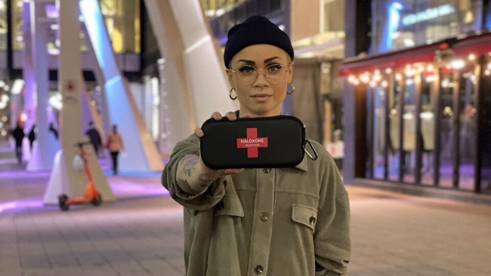 Jordan Knapp, debout avec une trousse de naloxone dans les mains.