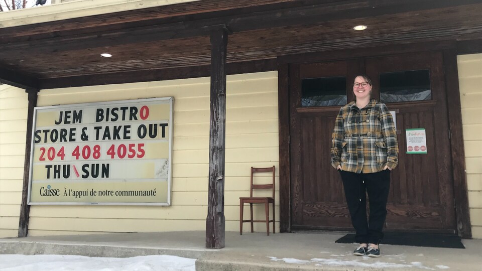 Josée Curé devant l'entrée de son restaurant.