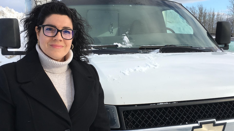 Josée Gagnon en face du nouveau camion réfrigéré à l'extérieur. 