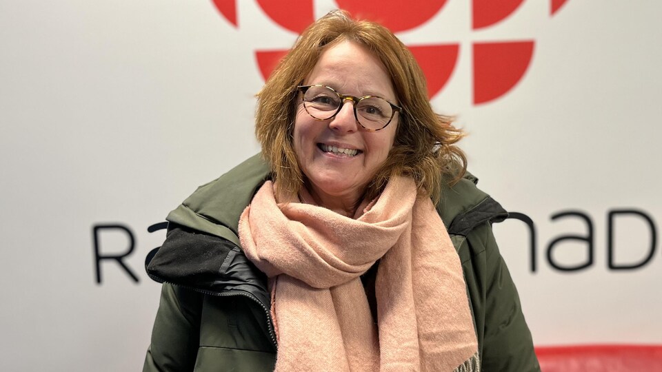Josée Lefebvre dans les locaux de Radio-Canada à Rouyn-Noranda.