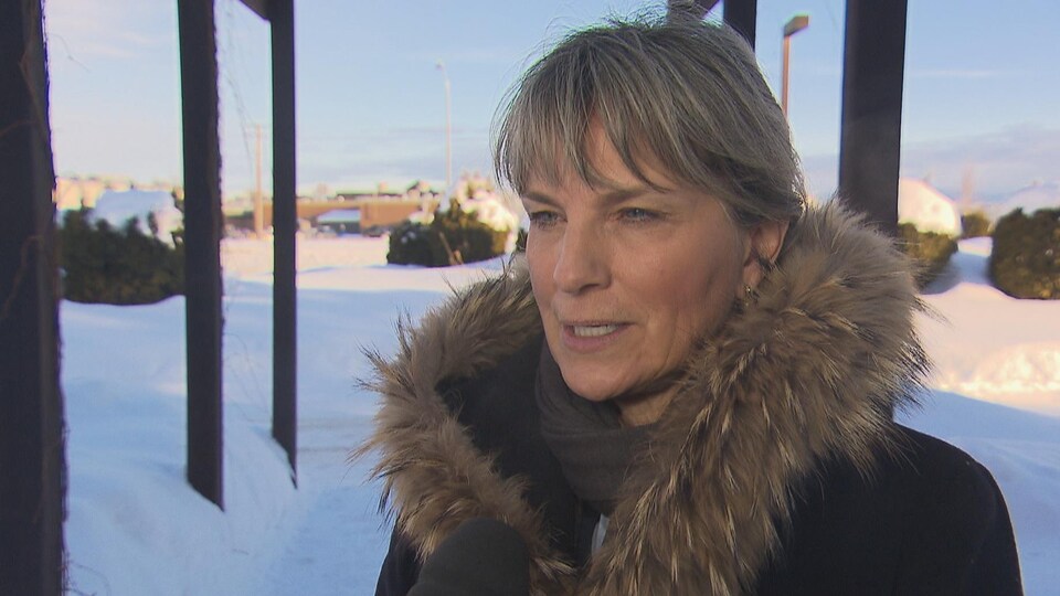 Josée Néron en entrevue à l'extérieur.