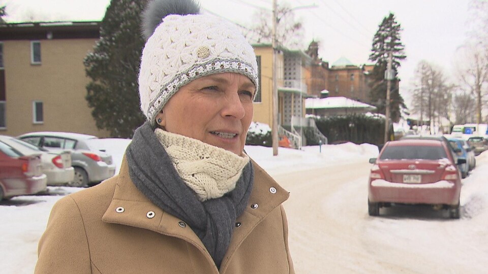 La mairesse en entrevue dans une rue enneigée.