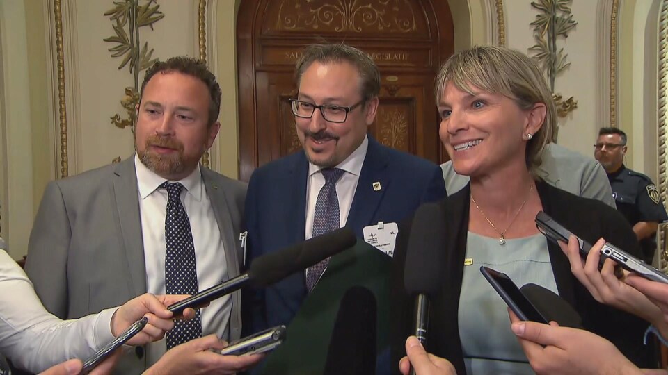Le maire de Trois-Rivières, Jean Lamarche, le maire de Sherbrooke, Steve Lussier, avec la mairesse de Saguenay à l'Assemblée nationale.
