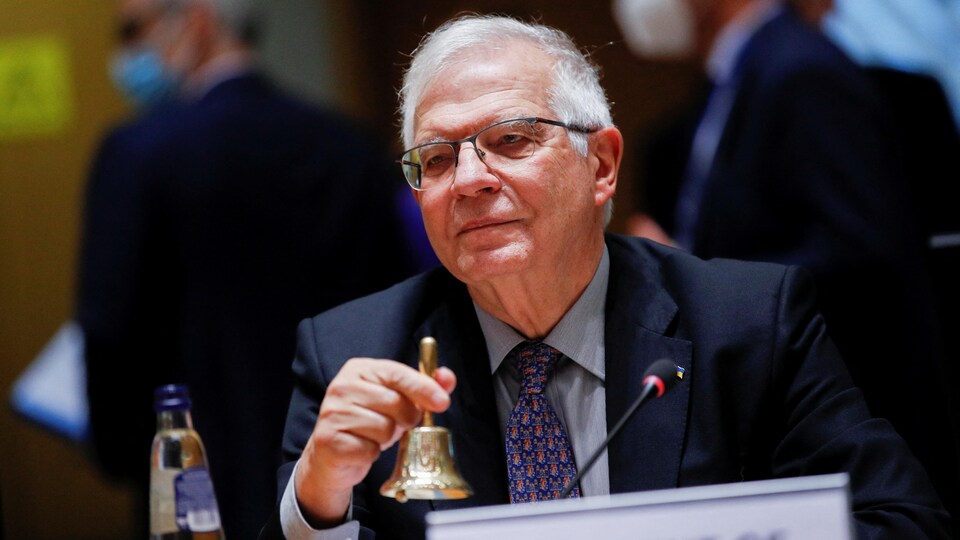 Josep Borrell sonne une petite clochette.