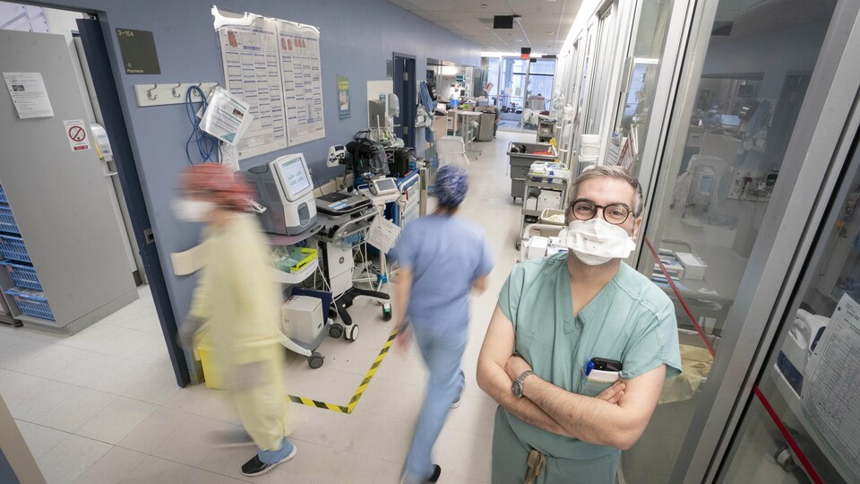 Joseph Dahine est photographié à l’unité des soins intensifs de l’hôpital de la Cité-de-la-Santé  à Laval, Québec, le 9 janvier 2022.
 

 