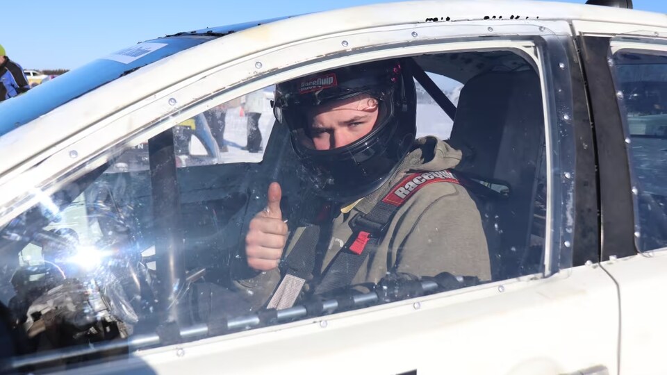 Josh Rogerson dans une voiture blanche.