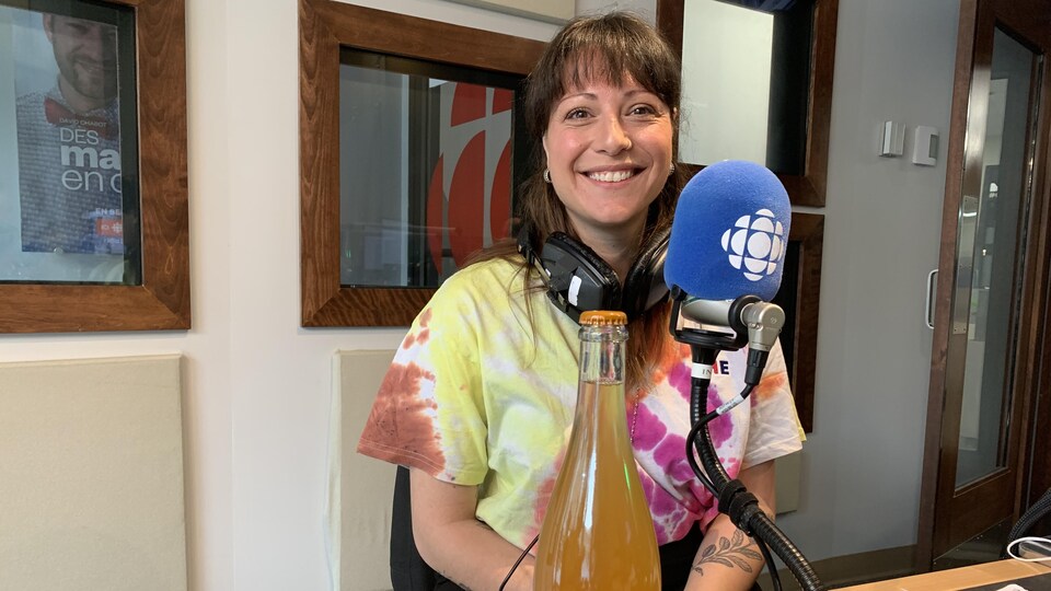 Josiane Cyr est dans les studios de Radio-Canada.