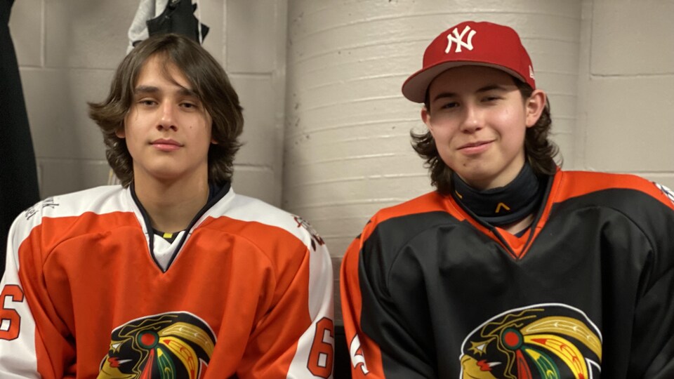 Deux jeunes joueurs de hockey.