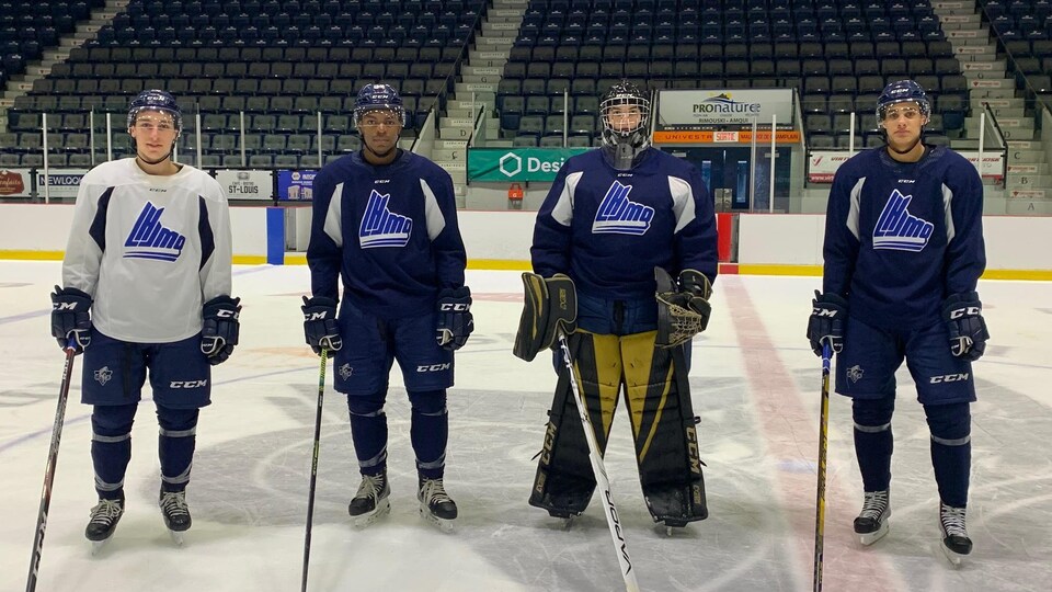 L'Océanic a quatre nouveaux joueurs. Dans l'ordre habituel : Xavier Cormier, Darick Louis-Jean, Gabriel Boissonneault et Tyson Hinds. Portrait d'eux quatre sur la glace du Colisée Financière Sun Life, portant les chandails de pratique de la Ligue de hockey junior majeur du Québec.