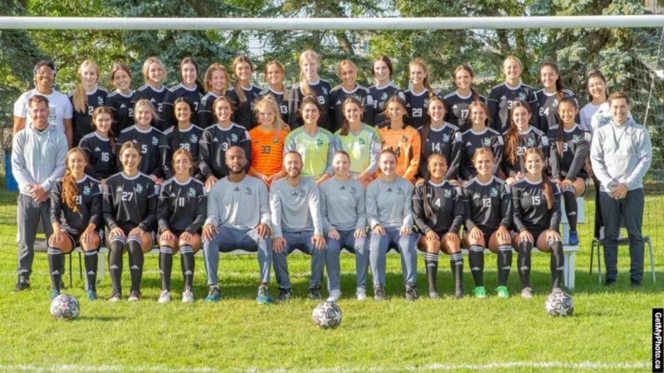 Les joueuses et les entraîneurs de l'équipe de soccer féminin des Huskies de l'Université de la Saskatchewan.