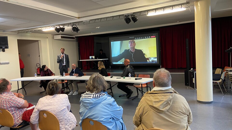 Remy Ourdan, from the newspaper Le Monde, participated by videoconference from Ukraine at a round table on the profession of war correspondent. Bernières-sur-Mer, June 4, 2022