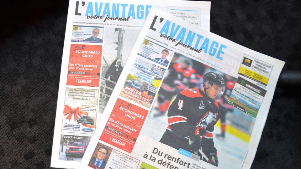 Deux numéros imprimés du journal « L'Avantage », un hebdomadaire publié à Rimouski.
