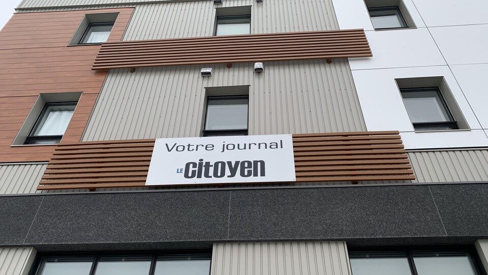 L'affiche du journal « Le Citoyen » sur la bâtisse qui abrite ses locaux.