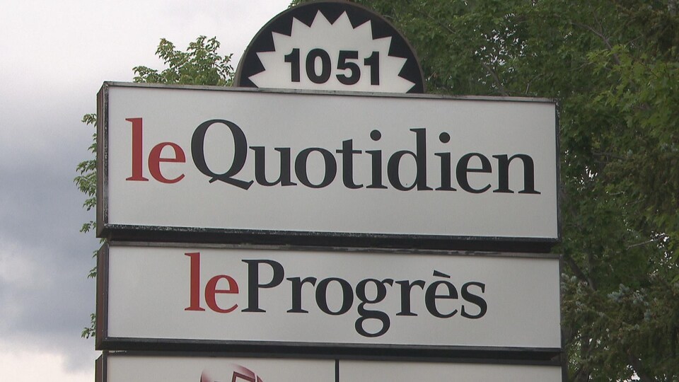 Pancarte indiquant Le Quotidien et Le Progrès.