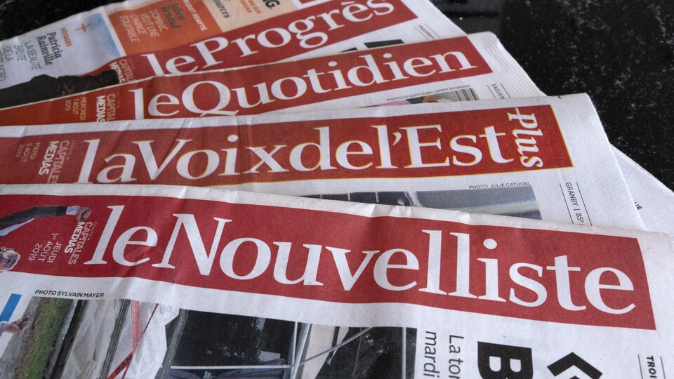 Des exemplaires de journaux, propriétés du Groupe Capitales Médias (GCM).