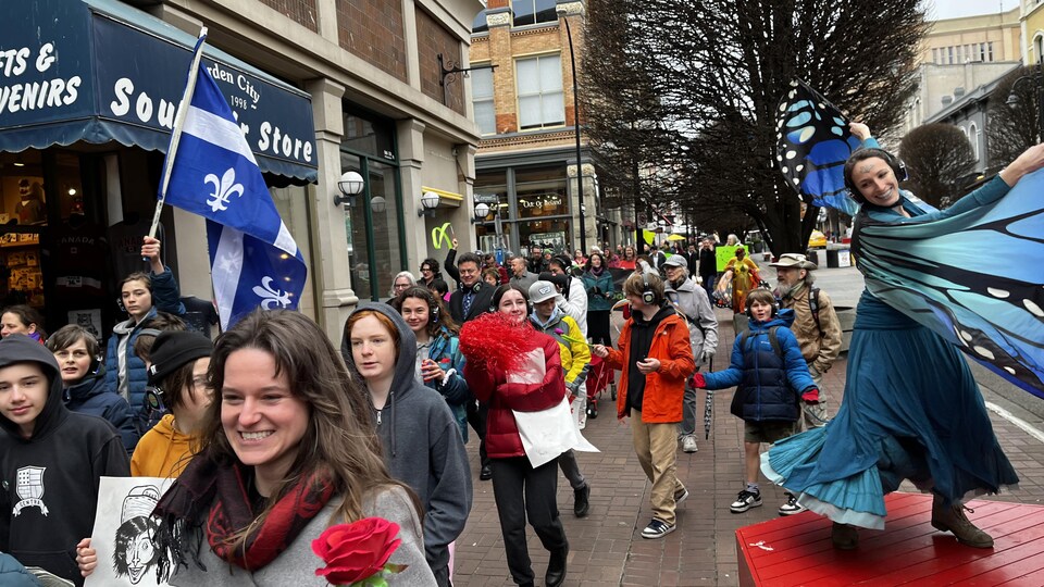 Des francophones et francophiles défilent à Victoria, le jeudi 9 mars 2023, journée de la proclamation de la francophonie en Colombie-Britannique.