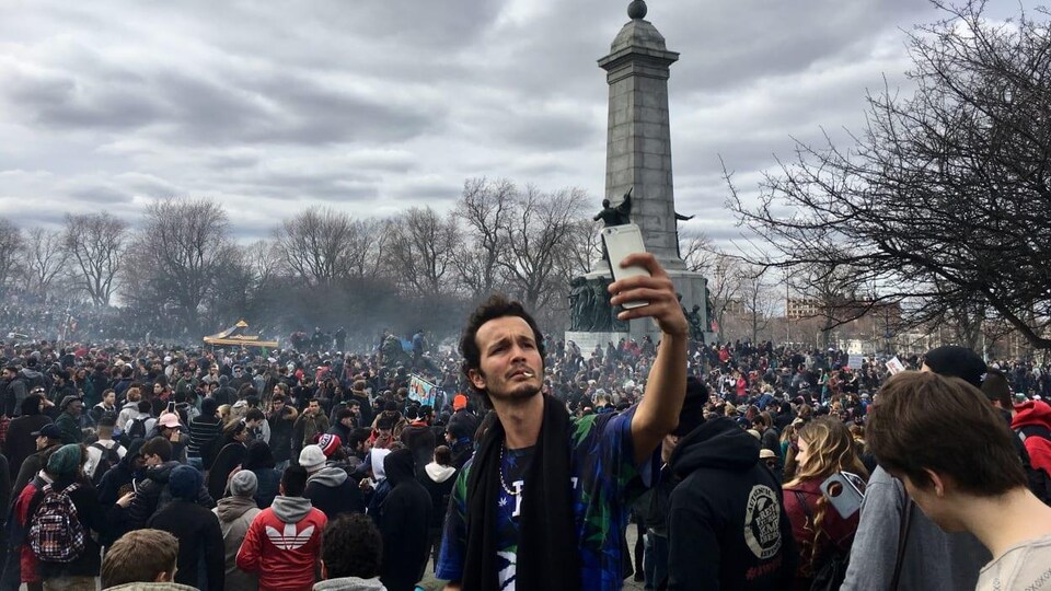 La foule sous un nuage de fumée